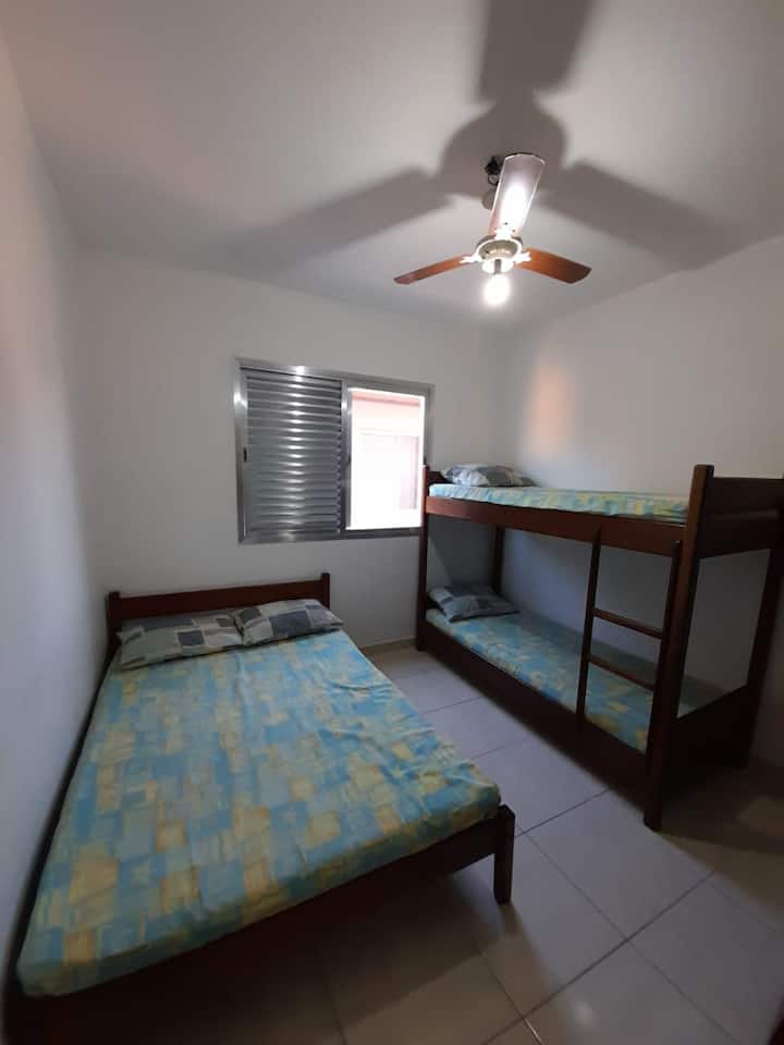 חדר השינה השני בגודלו, עם מיטה זוגית אחת, מיטת קומתיים אחת, מאוורר תקרה.