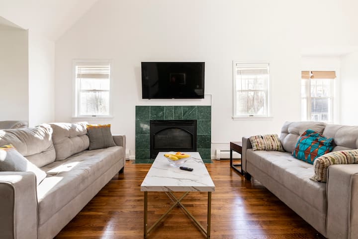 Stylish & Newly Renovated Home – Prime Location! - Farmington, CT