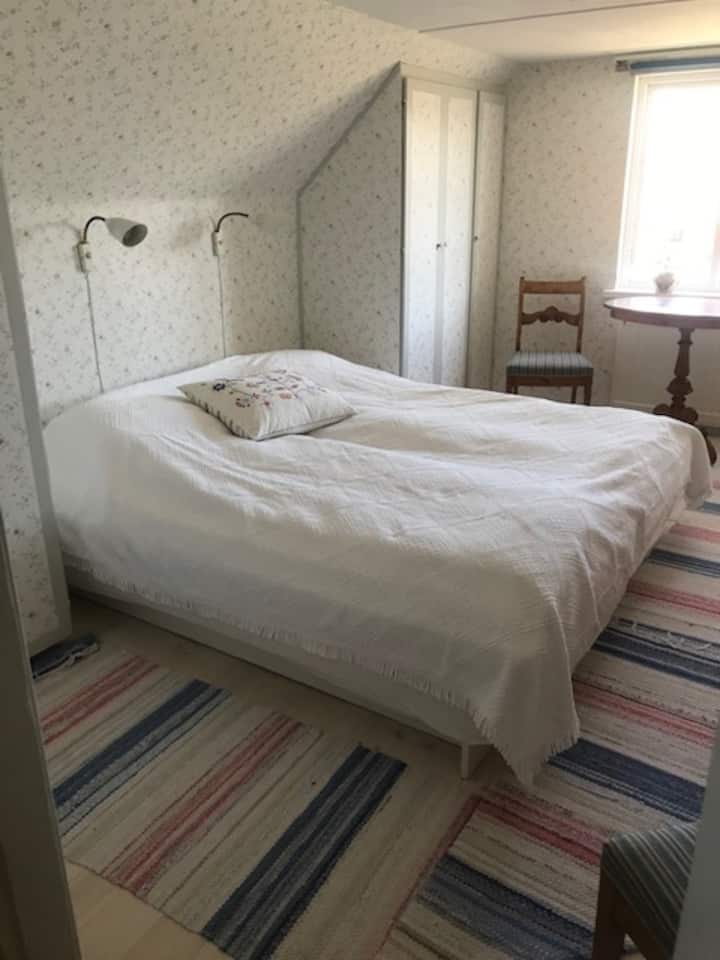 غرفة نوم مجددة حديثًا في الطابق العلوي