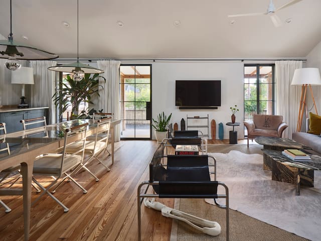 Zephyr House: Hip Bungalow + Pool in East ATX