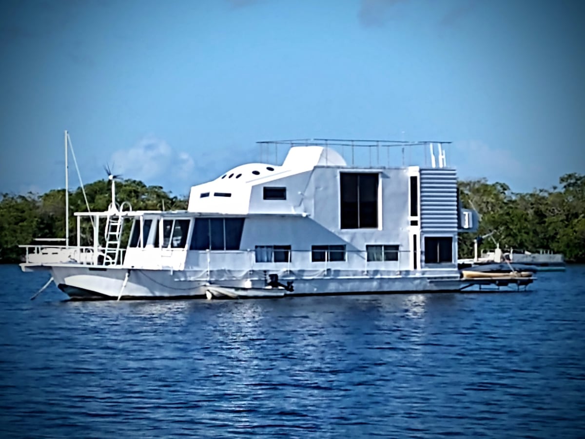 Pirate ship on the Mississippi River rents for $300 on Airbnb