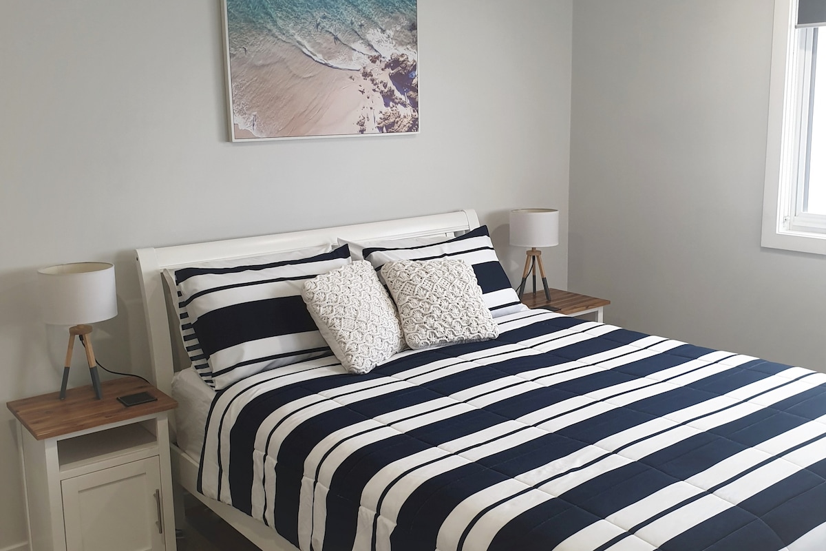 Отделна спалня с двоен размер 
Легло, гардероб с тройна плъзгаща се врата и Tallboy.
Покрийте спално бельо през лятото и юрган през зимата.
Прозорците на спалнята са матирани за уединение.
