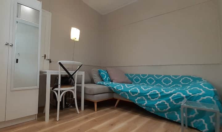 تم تجهيز الغرفة الثالثة كغرفة نوم باستخدام سرير أريكة. الخيار ب