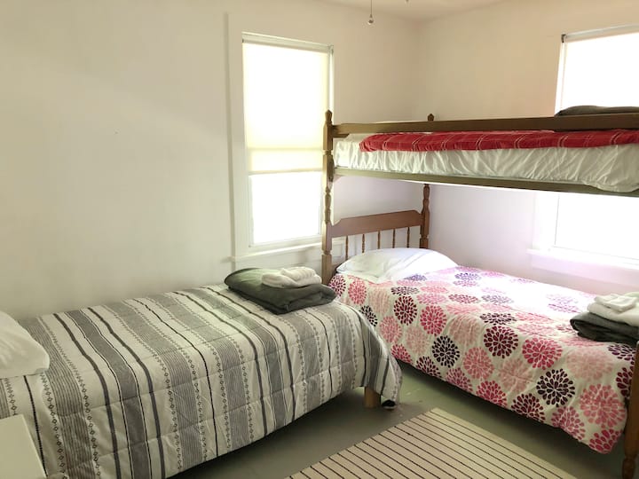 3号卧室，一张单人床和一张双层床