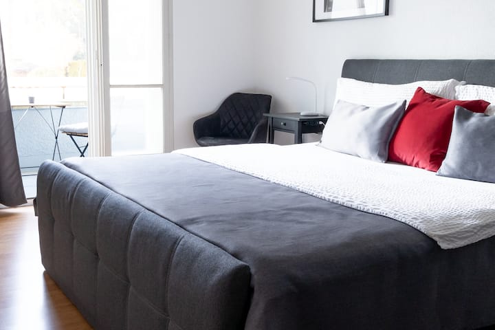 Dormitorio y balcón