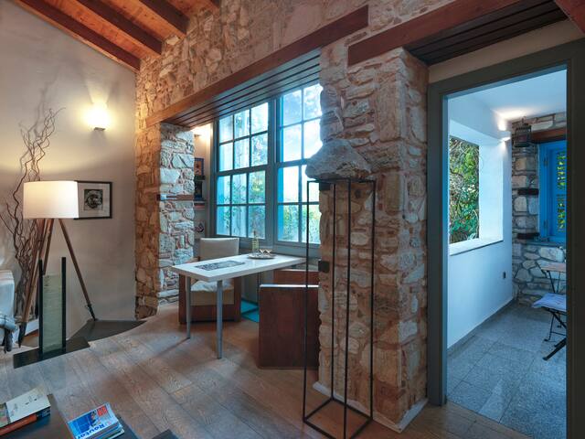 Live in the Acropolis’ Shadow-now w/ super Terrace gallery image 3