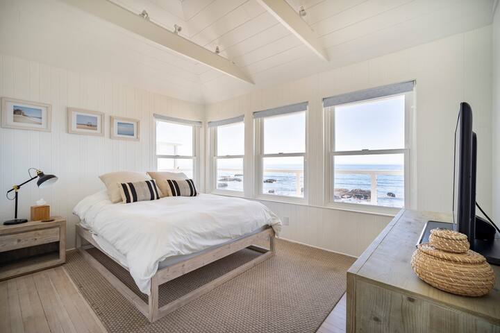 ⛱️Malibu Rd Ocean Front House Direct Beach Access gallery image 4