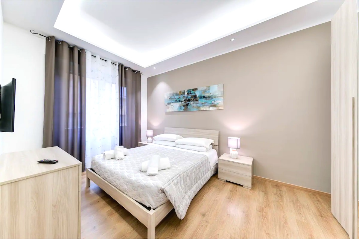 Acogedora y luminosa suite completa con sábanas con TV Samsung ultra HD de 39 pulgadas.
La habitación está equipada con aire acondicionado y calefacción.
También hay juegos de sábanas, almohadas y mantas.