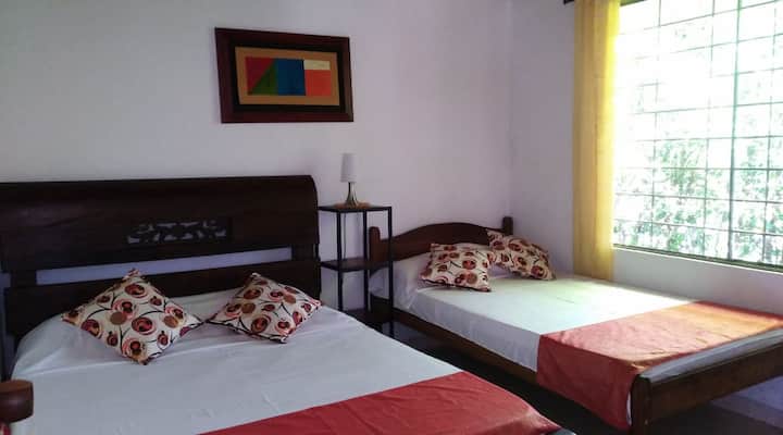 Camera n ° 2 , ha due letti: il 1 ° matrimoniale e il 2 ° semi-doppio. Ha anche una libreria di abbigliamento con ganci. 