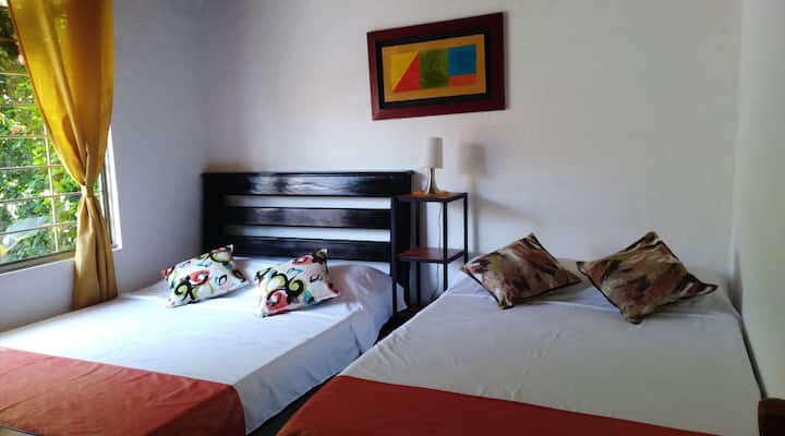 Camera n. 1 , ha due letti: il 1 ° matrimoniale e il 2 ° semi-doppia. Ha anche una libreria di abbigliamento con ganci, un cestino, una coperta e un ferro da stiro.

