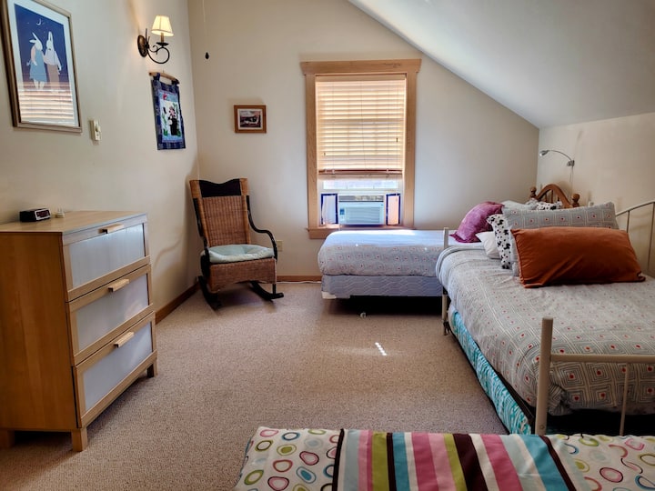 Chumba cha kulala cha ghorofani kina kitanda cha trundle, ambacho kinaweza kuchanganya kuwa mara mbili, pamoja na vitanda viwili pacha.