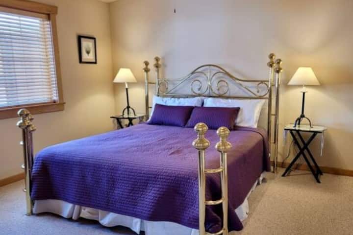 Chumba cha kulala cha ghorofa ya kwanza kina kitanda cha King na bafu la ndani. 