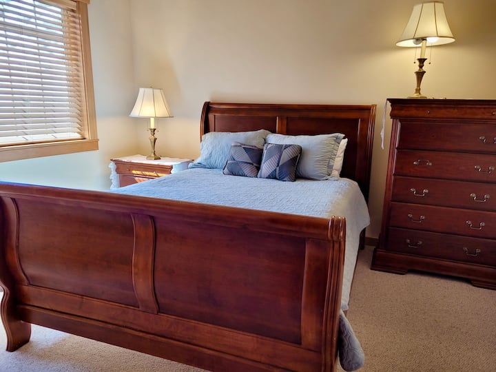 Chumba cha kulala cha ghorofa ya pili na kitanda cha Malkia. 