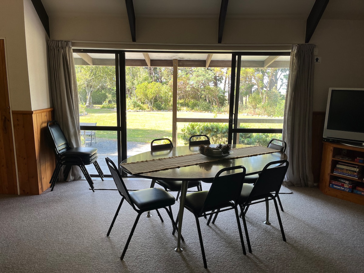 พื้นที่รับประทานอาหาร/พื้นที่นั่งเล่นแบบเปิดโล่งเปิดออกสู่ดาดฟ้าและมองเห็นสวน