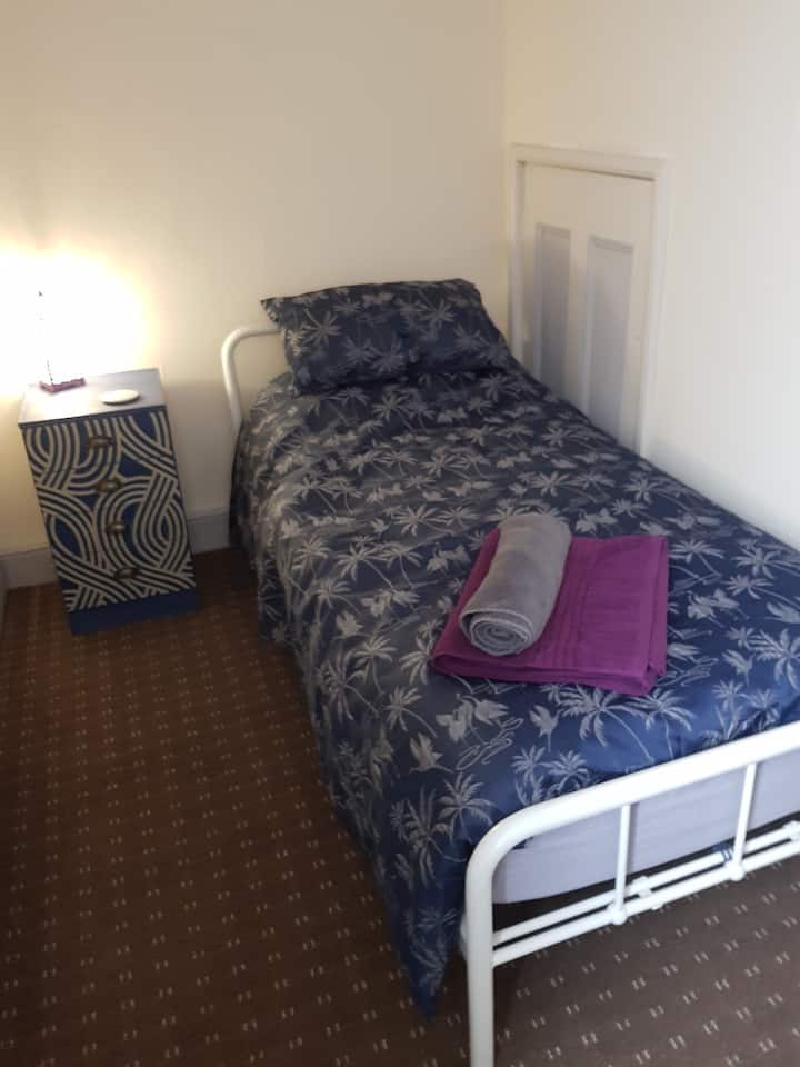 غرفة النوم 2، الطابق الأول. سرير فردي. 