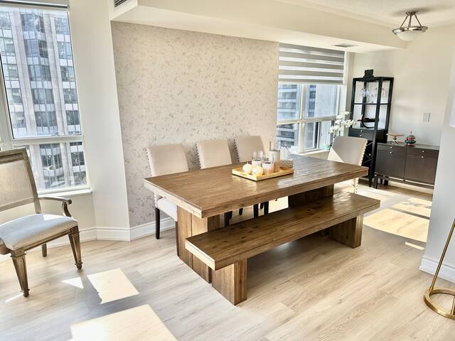 Amazing view 2 Bedroom+ Den/ Free Parking