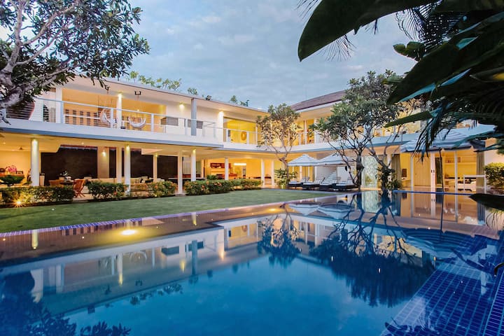 Spacious & Luxury 5BR Villa 100m from beach+butler
