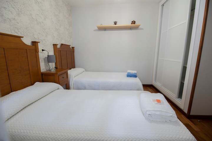 غرفة مزدوجة مع خزانة ملابس مزدوجة