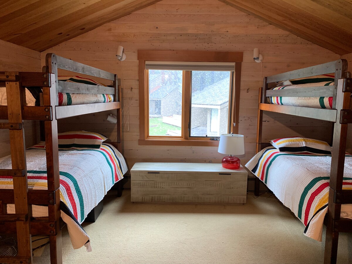 Chambre avec lits superposés à l'étage
avec 4 lits et canapé