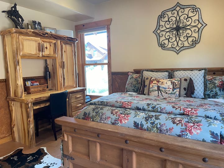 Основна спалня с двойно легло, прикрепено към основния апартамент с баня. 