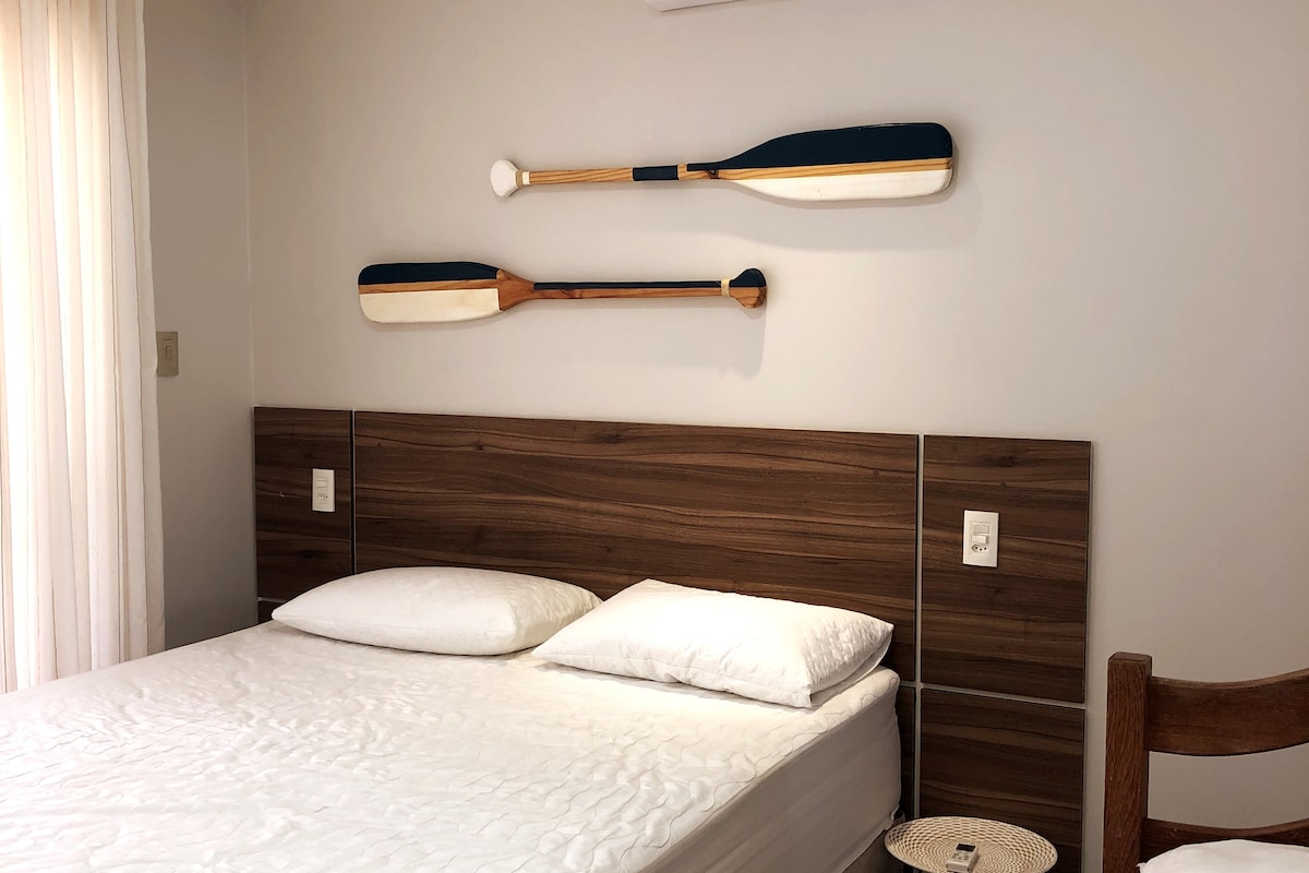 Hlavný apartmán, menšia manželská posteľ a jednolôžko. Podpora balkóna a siete, ak si chcete priniesť.