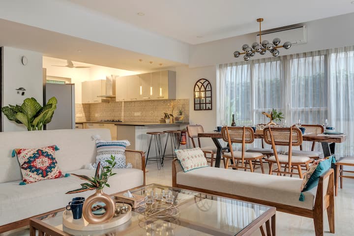 Spacious living and dining room