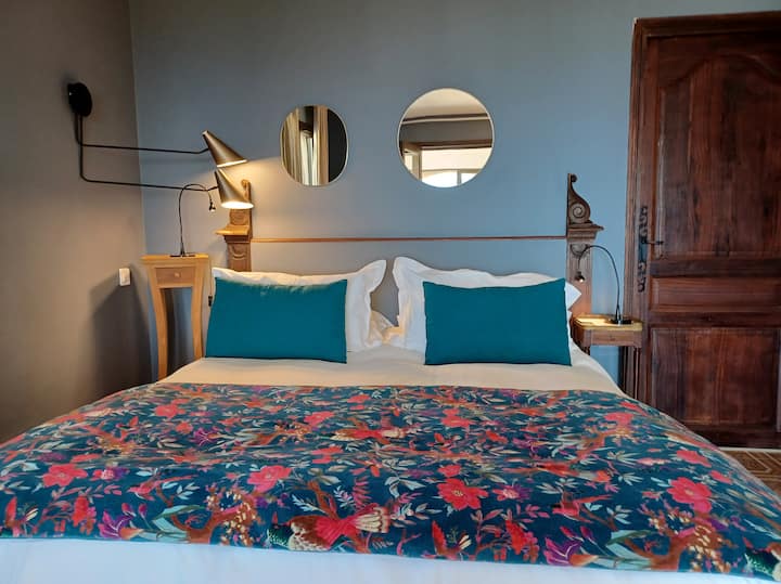 Chambre lit queen size (160cm x 200cm) vue sur la mer et sur jardin - maison d'hôtes U Castellu Propriano - Corse
חדר שינה, מיטת קווין סייז, נוף לים - דירה U Fiore - בית הארחה U Castellu Propriano - Corsica