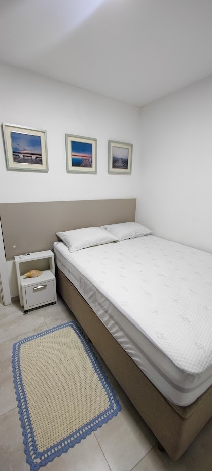 Habitación doble con aire acondicionado y armario. 