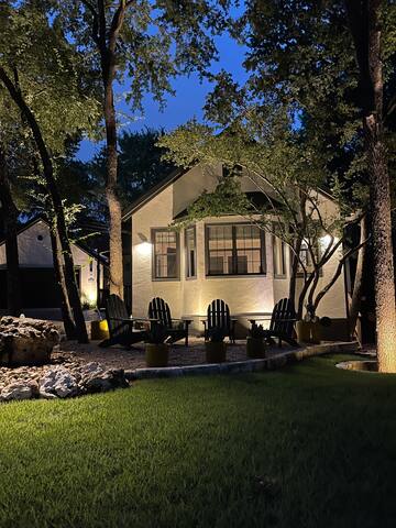 Modern Retreat Minutes from Downtown and Ladybird gallery image 5