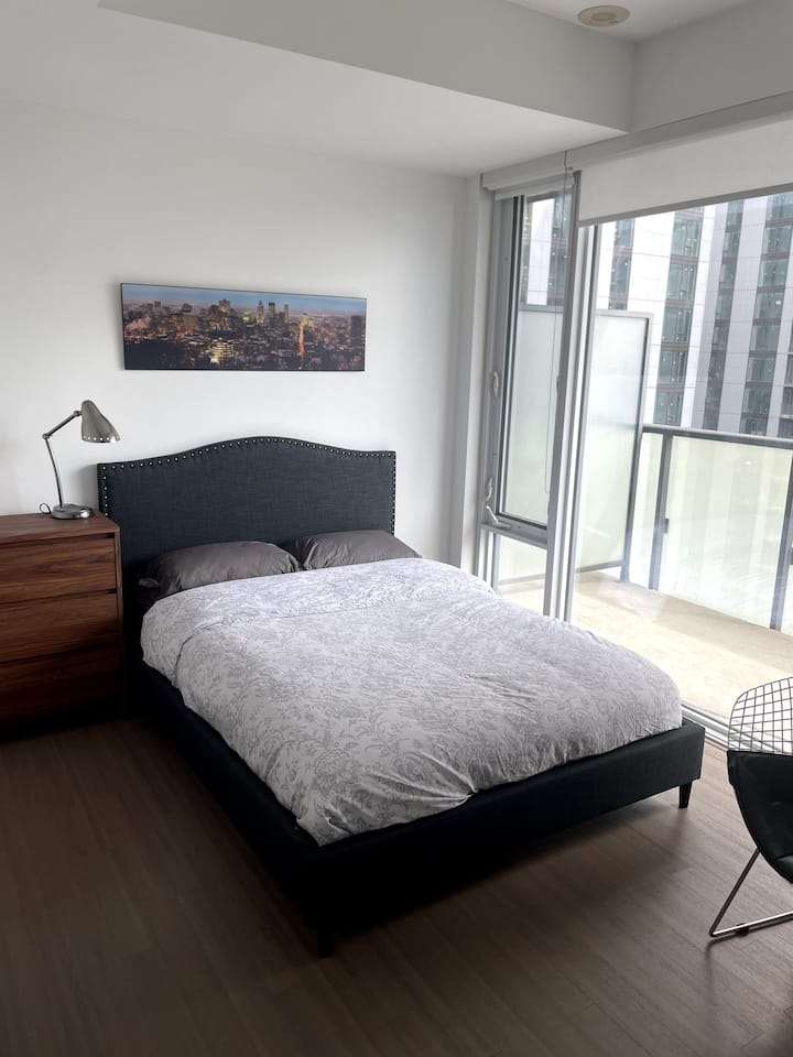 Camera da letto secondaria con letto matrimoniale