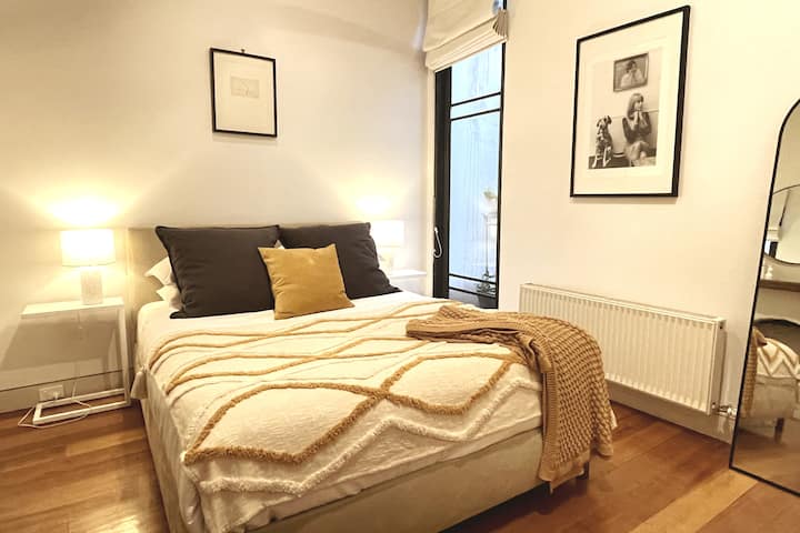 ห้องนอนเตียงคิงไซส์หมายเลข 2 ชั้นล่าง