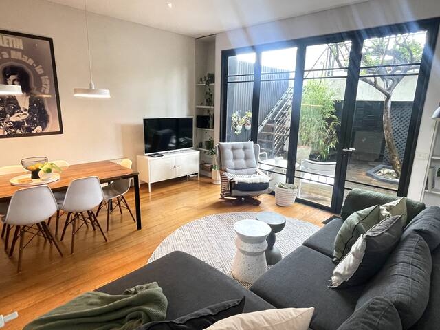 Modern 4BR 5beds + cityviews + lockup garage + MCG gallery image 3