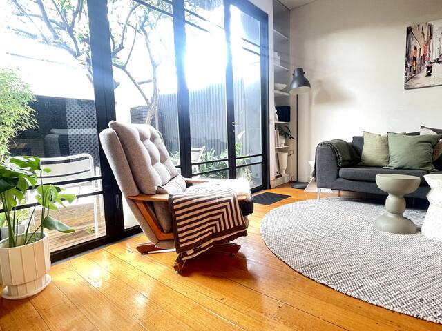 Modern 4BR 5beds + cityviews + lockup garage + MCG gallery image 2