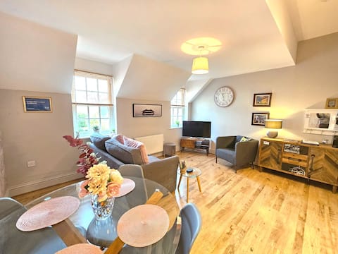 Popular Airbnb listing: Private first floor city ctre flat with parking in Clifton Without