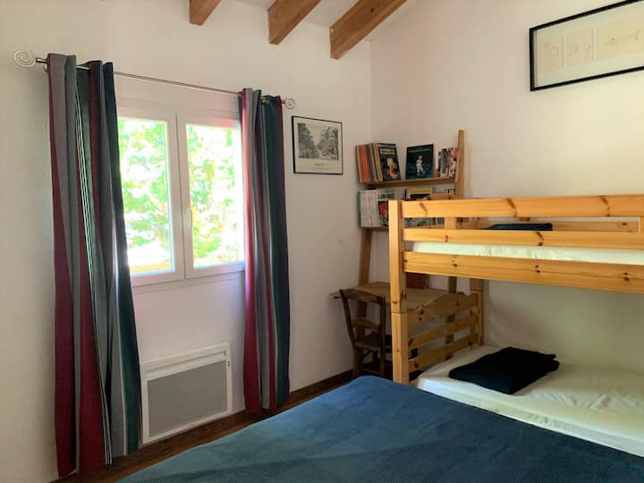 חדר שינה לילדים עם מיטה זוגית (140X190) ומיטות קומתיים (90X190)