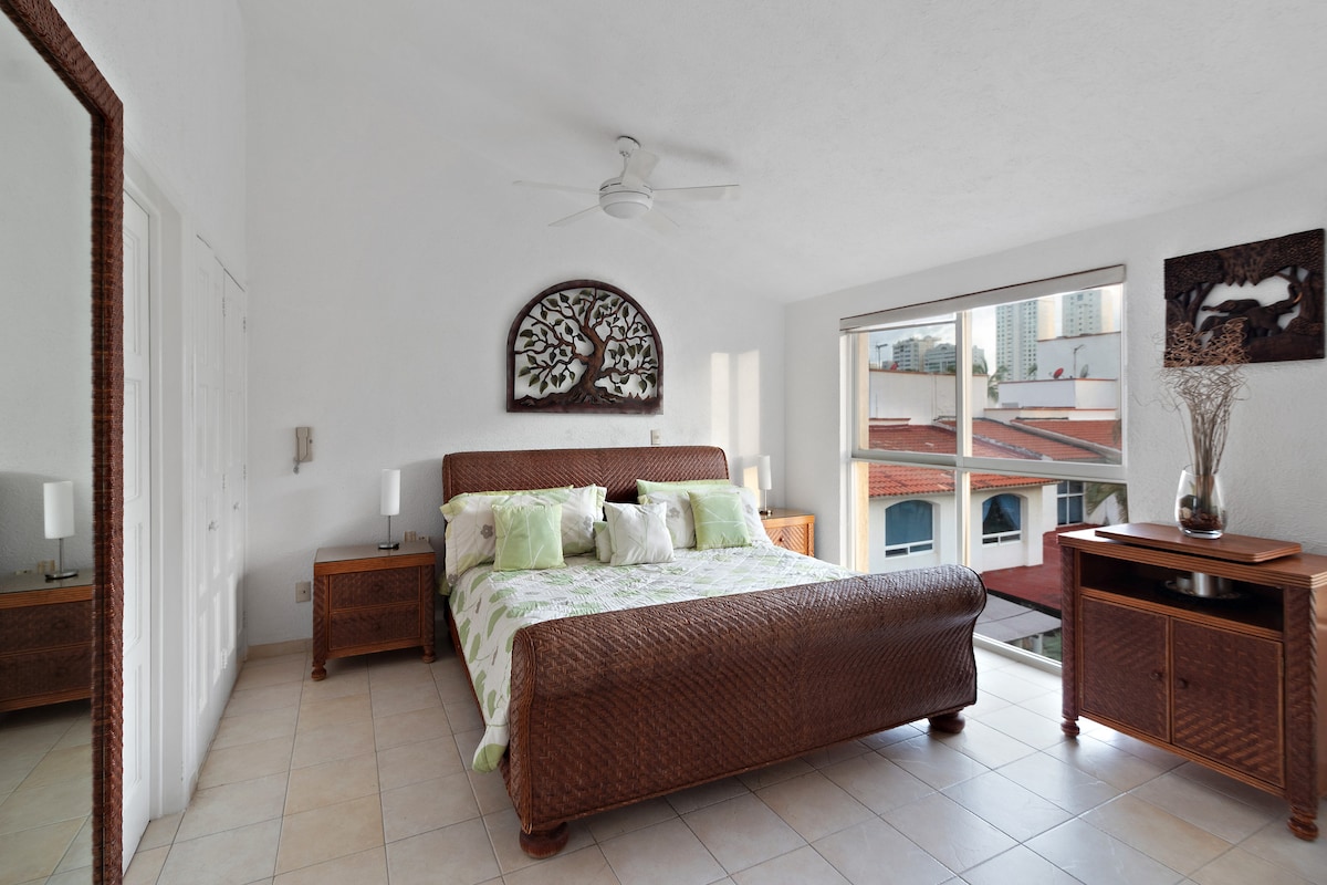 Hoofdslaapkamer met kingsize bed