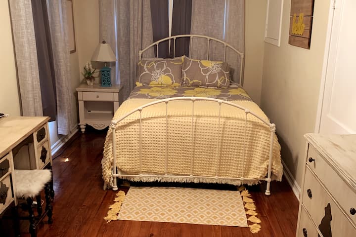 黄色房间 
楼上卧室配备标准双人床、梳妆台和梳妆台