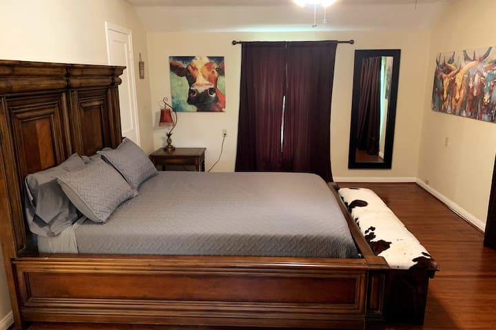 牛房
楼上主卧配备标准双人床和全身镜