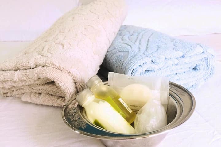 Საძინებელი N.1 - აბაზანის პირსახოცები და საყოფაცხოვრებო პირობები შესანიშნავი სტუმრობისთვის :) 