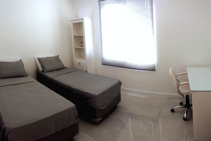 Ოთახი N.2 - ორი ერთადგილიანი საწოლით, მაგრამ ასევე შეიძლება შექცევადი იყოს დედოფლის ზომის ორადგილიანი საწოლი.