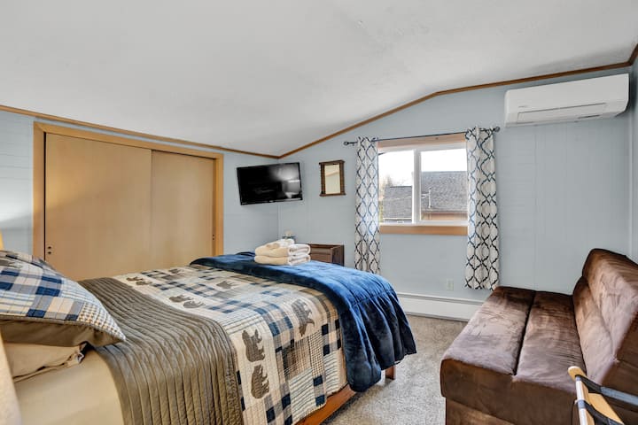 Second floor - Bedroom 2 queen size bed, full size futon and 32 inch Roku Smart TV. Mini-split heating and AC.