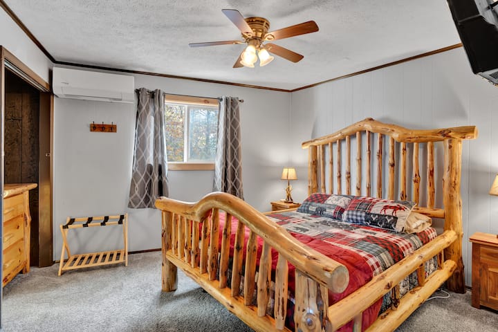 First Floor - Bedroom 1 - Queen adjustable Bed - 32 in Roku Smart TV and ceiling fan. Mini-split heating and AC. 