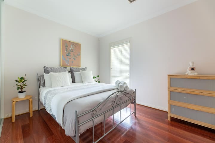 חדר שינה למטה 1 
Q
מיטת קווין סייז אחת ומיטת יחיד אחת