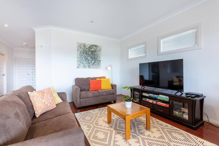 סלון למעלה עם ספה נפתחת
טלוויזיה חכמה ו - Wi - Fi