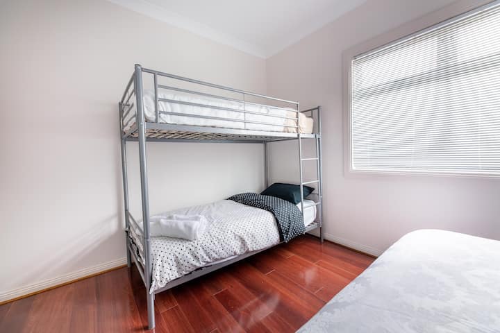 חדר שינה למעלה 4 . מיטת קווין סייז אחת ומיטת קומתיים.