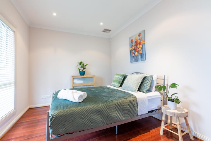 חדר שינה למטה 2