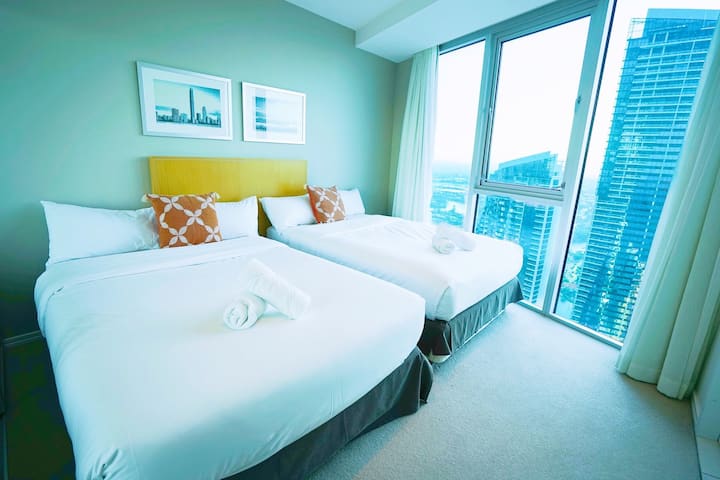 Bedrooms4 has 2 double beds. Wonderful ocean view, sunny, clean and spacious, linen comfortable.