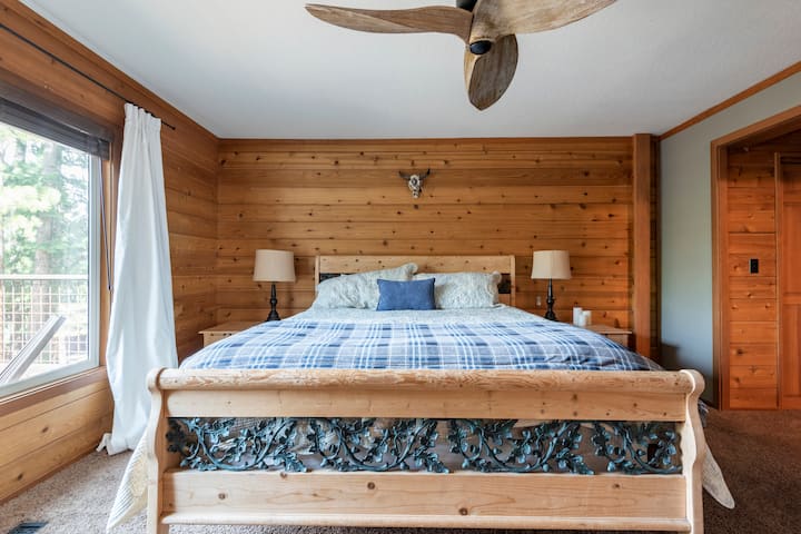 西主卧：宽敞的房间，配有大型东方加大双人床、意大利棉床单和羽绒被。 大窗户，可欣赏充足的阳光和壮丽的树顶山景。  