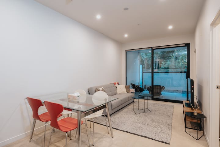 פינת אוכל וסלון