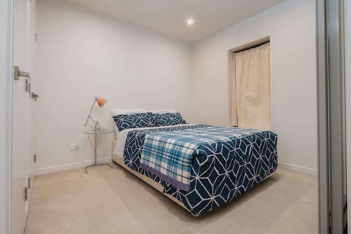 חדר שינה עם מיטה זוגית